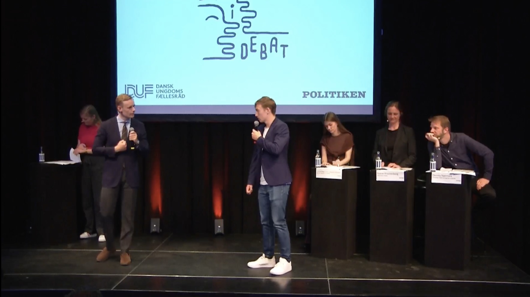 DM i Debat finalists on stage with judges